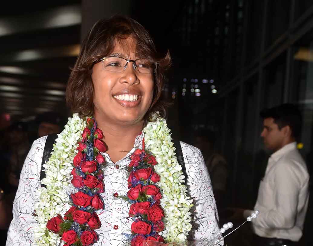 ২০০৭ সালে আইসিসি মহিলা বর্ষসেরা ক্রিকেটারের পুরস্কার পেয়েছেন ঝুলন। ২০১০ সালে পেয়েছেন অর্জুন পুরস্কার। ২০১২ সালে পদ্মশ্রী দিয়ে ঝুলনকে সম্মান জানিয়েছে ভারত সরকার।