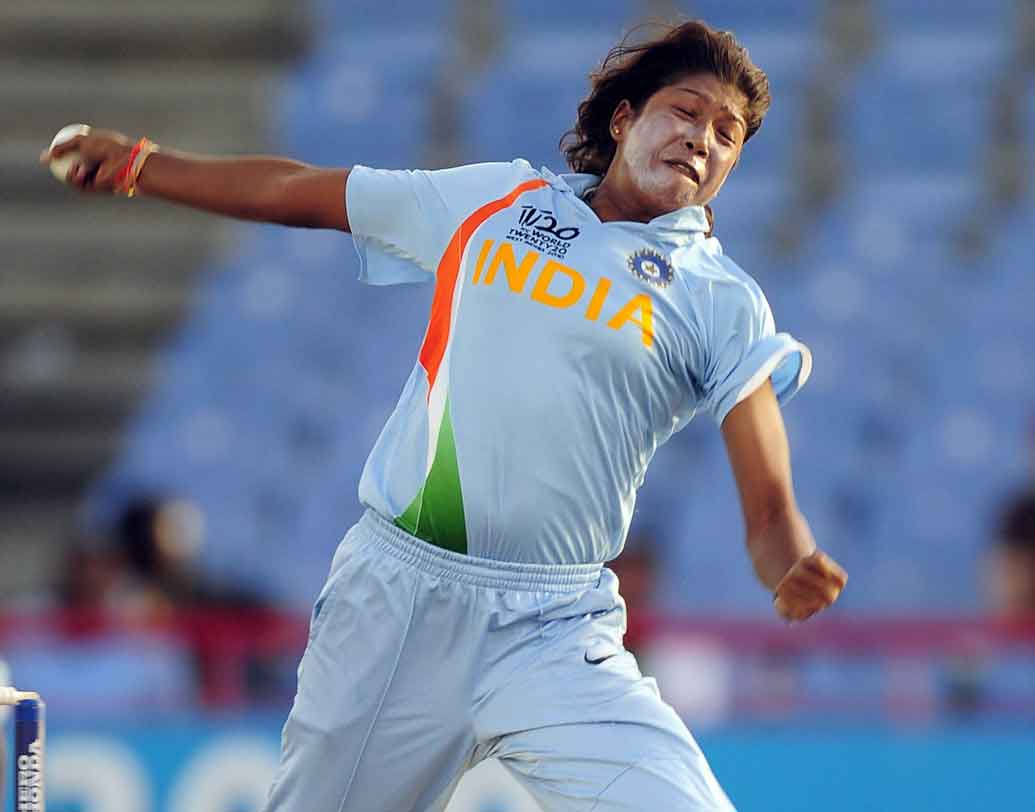 ২০০৫ এবং ২০১৭ মহিলা বিশ্বকাপের ফাইনালে ভারতের হয়ে প্রতিনিধিত্ব করেছেন ঝুলন। মহিলা ক্রিকেট বিশ্বকাপ ভারত জিততে না পারলেও এই দু’টি টুর্নামেন্টেই ঝুলনের পারফরম্যান্স ছিল নজরকাড়া।