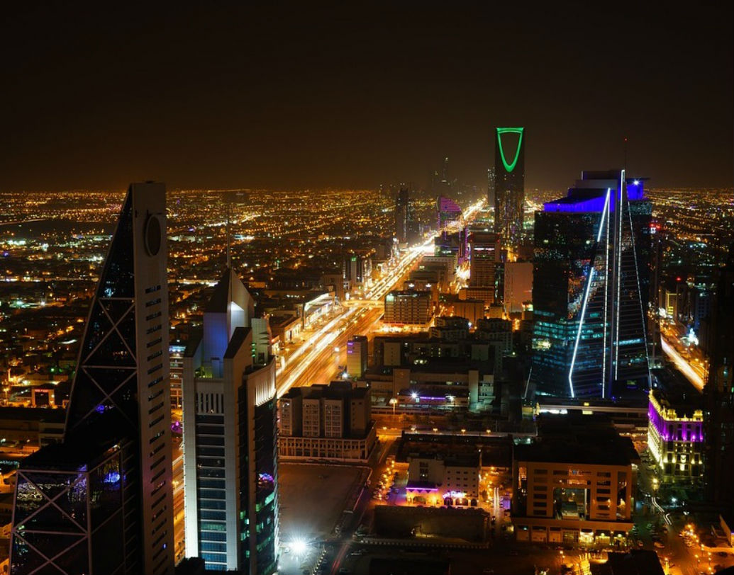 সৌদি আরব: এই দেশের অর্থনীতি সম্পূর্ণ তেল ব্যবসার উপর নির্ভরশীল। এ দেশেও নাগরিকদেরও সরকারকে কোনও রকম আয়কর দিতে হয় না।