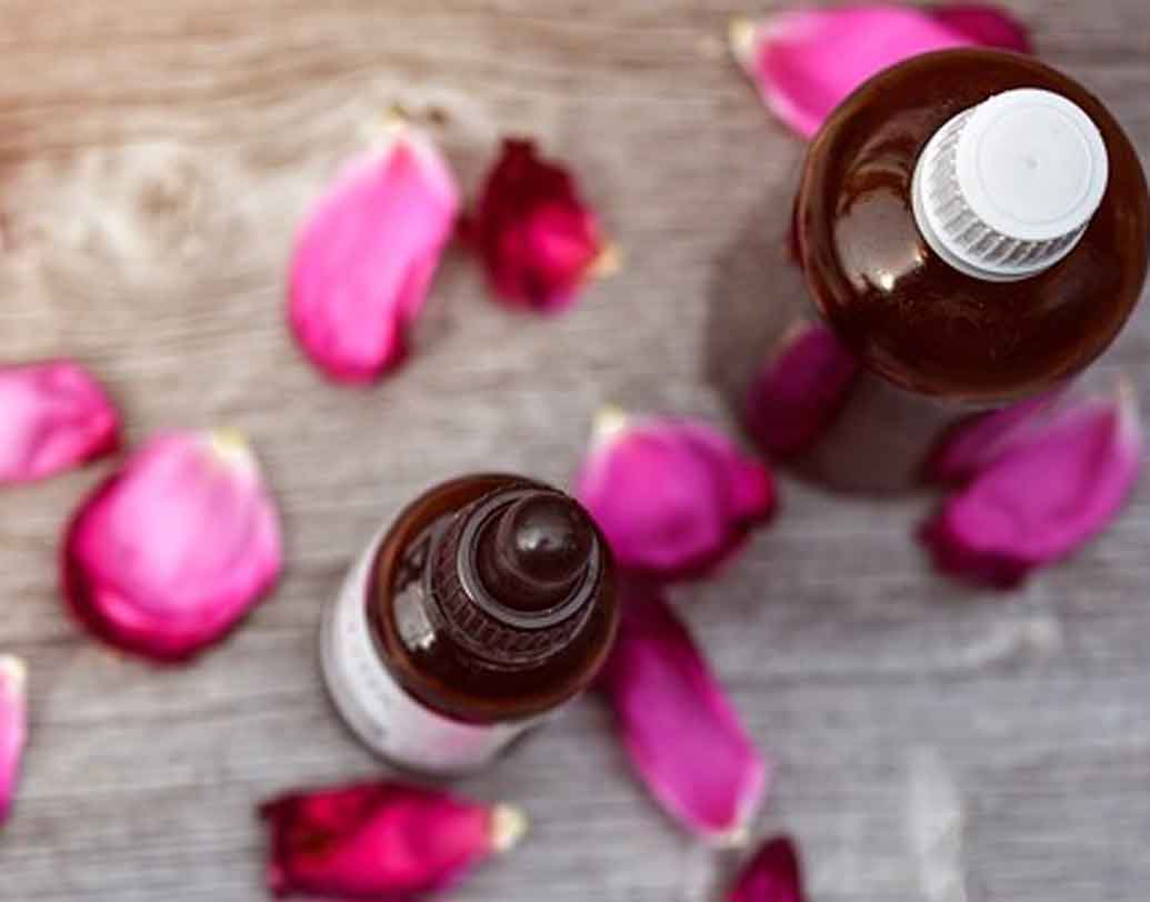 স্কর্পিও(২৪ অক্টোবর-২২ নভেম্বর):
দৃঢ় এবং সাহসী মনের মানুষ হন স্কর্পিয়নরা। আপনাদের জন্য রোজ এসেনশিয়াল অয়েল ভাল।