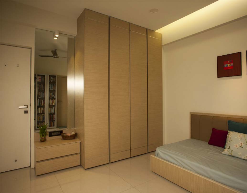 পশ্চিম-দক্ষিণ ও পশ্চিম দিক সঞ্চয়ের জন্য শুভ বলে মনে করা হয়। ফলে ওই দিকগুলি পরিষ্কার-পরিচ্ছন্ন রাখুন। ওই দিকে একটি লোহার আলমারিতে টাকা-পয়সা ও দামি জিনিসপত্র রাখলে তা সুরক্ষিত থাকবে বলে মত বাস্তু বিশেষজ্ঞদের।