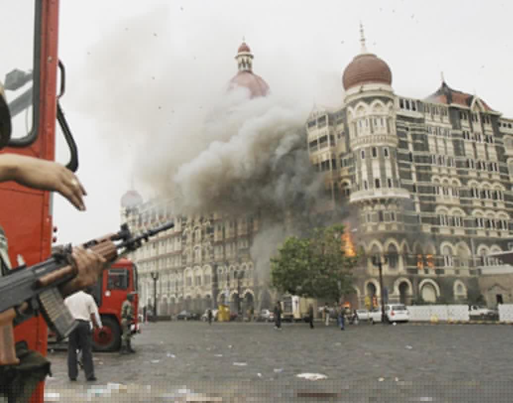 সে দিন মুম্বইয়ের তাজ হোটেলের পাশাপাশি ছত্রপতি শিবাজি টার্মিনাস, ওবেরয় ট্রাইডেন্টের মতো আটটি জায়গায় হামলা চালায় আজমল কসাব ও তার দলবল।
