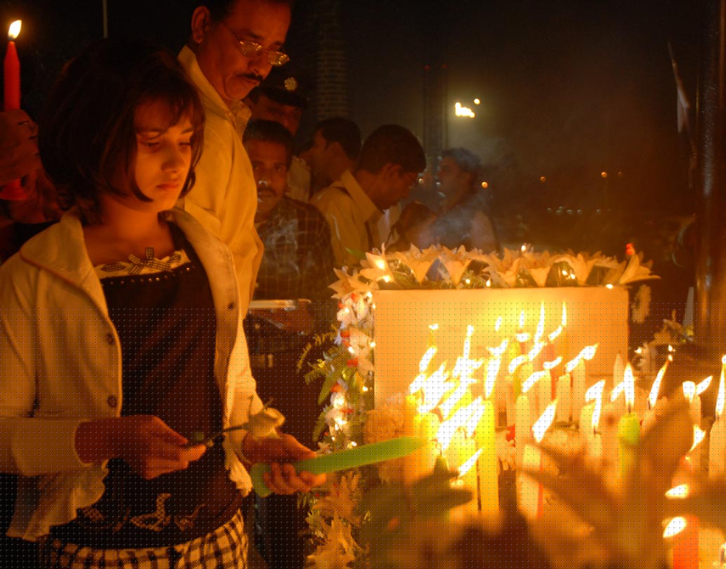 এই হামলায় হেমন্ত কারকারে, অশোক কামাত-সহ মুম্বই পুলিশের পাঁচ কর্মী এবং দু’ জন এনএসজি কমান্ডো প্রাণ হারান।
