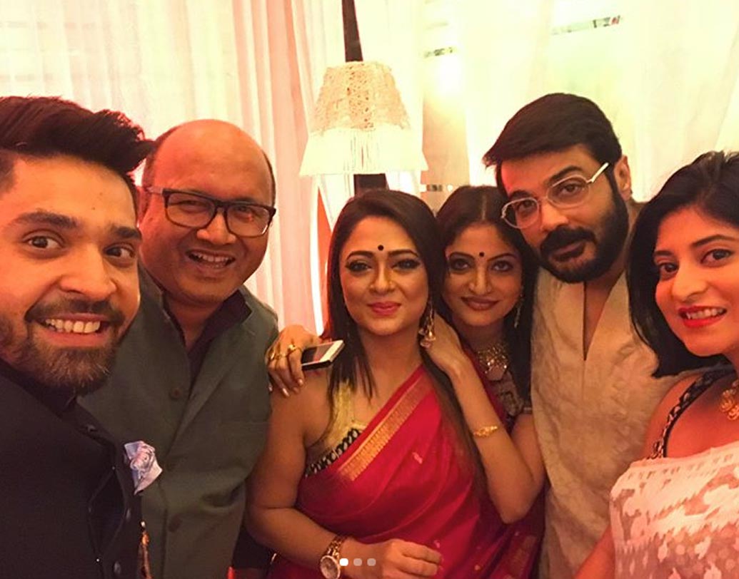 মৌমিতার বিয়েতে অন্যান্য শিল্পীদের সঙ্গে প্রসেনজিত্ চট্টোপাধ্যায়।