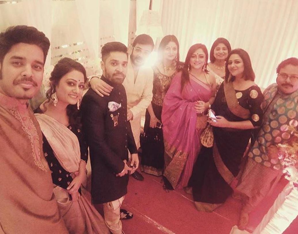 গ্রুপফি। মৌমিতার বিয়েতে অন্যান্য শিল্পীদের সঙ্গে গৌরব ও প্রসেনজিতের গ্রপফি।