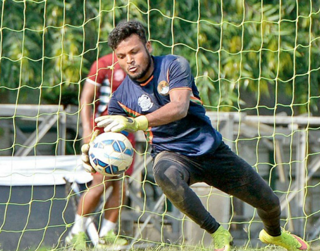 দেবজিত্ মজুমদার: এটিকের তিন কাঠির তলায় ভরসার আরেক নাম দেবজিত্ মজুমদার। বহু ম্যাচের বিশ্বস্থ সৈনিকের মতো এটিকের গোল দুর্গ রক্ষা করেছেন মোহনবাগানের প্রাক্তন এই ফুটবলার। কলকাতার বিরুদ্ধে গোল পেতে তারকা গোলরক্ষককে টপকাতেই হবে পুণেকে।