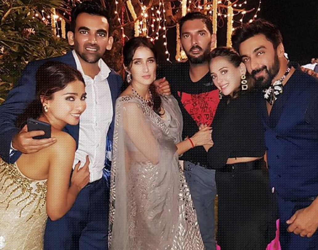 ঘনিষ্ঠ বন্ধুদের নিয়ে এই ‘ডান্সিং নাইট’-এ হাজির ছিলেন বেশ কয়েকজন তারকা। খেলার জগত্ ও বলিউডের বিভিন্ন তারকাদের উপস্থিতিতে জমে উঠেছিল পার্টি।