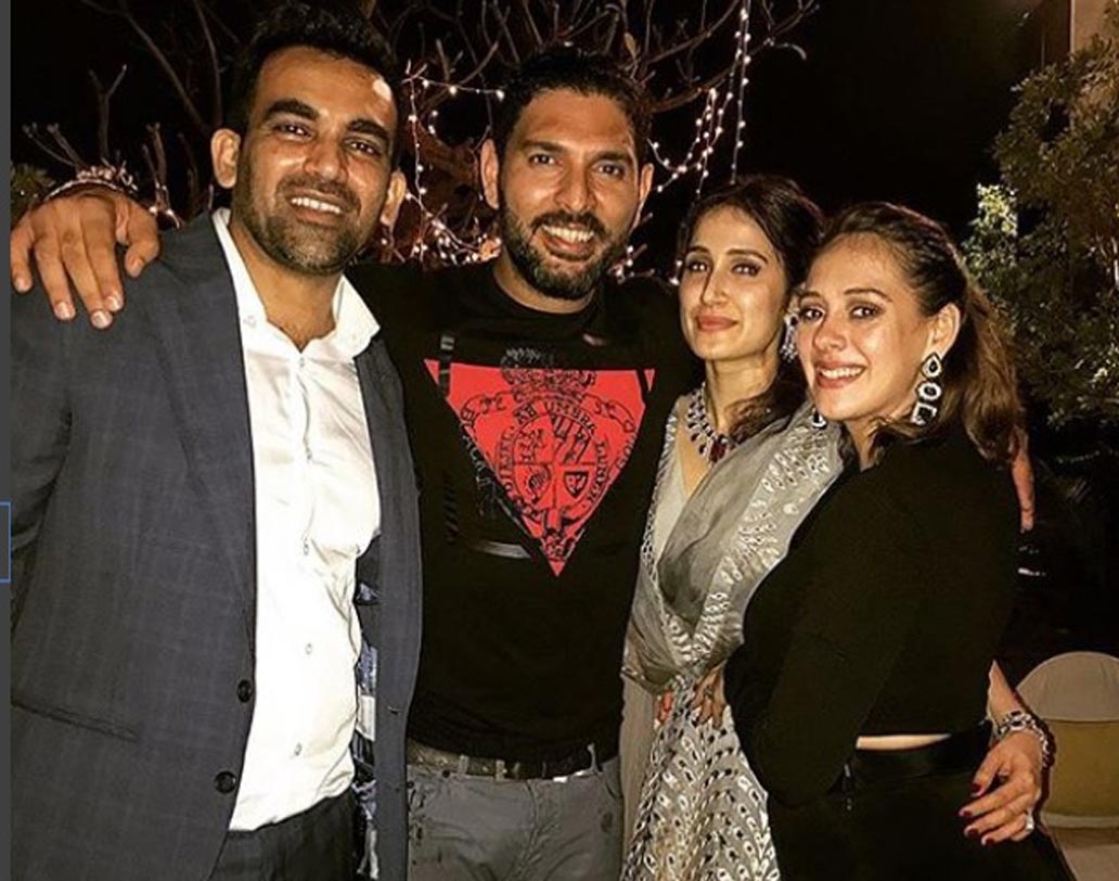 পার্টিতে এসেছিলেন যুবরাজ সিংহ। স্ত্রী হ্যাজেল কিচকে সঙ্গে নিয়ে। ছবি শেয়ার করে ক্যাপশনে লেখা হয়েছে, ‘ফ্রেন্ডস লাইক ফ্যামিলি...’’।