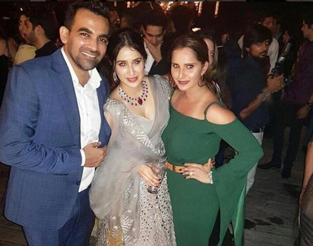 ফ্রেমবন্দি হয়েছেন ভারতীয় টেনিস তারকা সানিয়া মির্জাও। সবুজ গাউনে নজর কেড়েছেন টেনিস সুন্দরী।