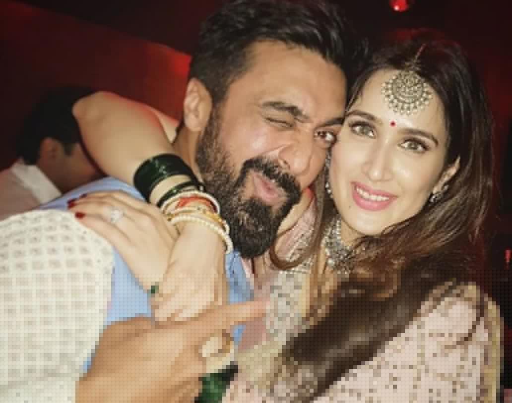 বলিউড অভিনেতা আশিস চৌধুরী সাগরিকার খুবই কাছের বন্ধু। নতুন বউ-এর সঙ্গে সেলফি তুলে শেয়ার করেছেন আশিস।