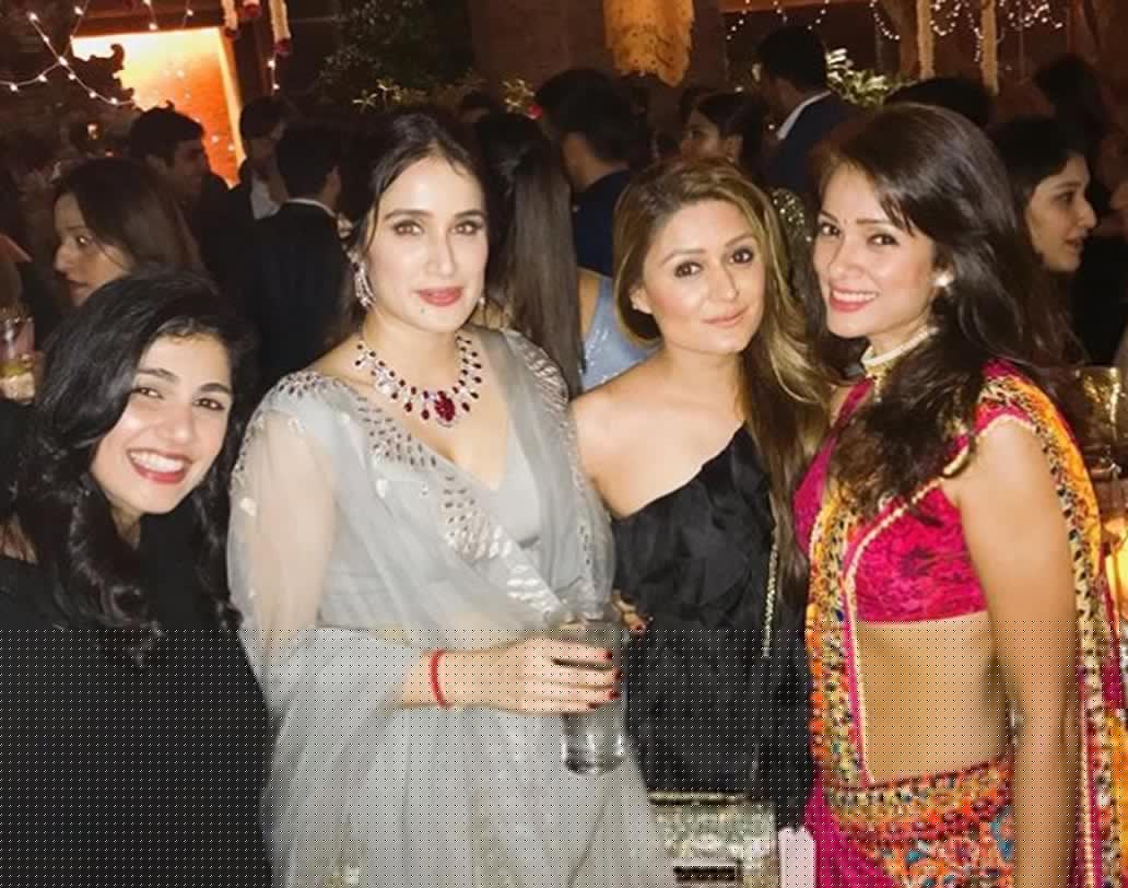 সাগরিকা এই ছবির ক্যাপশনে লিখেছেন, ‘প্রিয় বন্ধুদের নিয়ে...।’ একেবারে গার্লস গ্যাং।