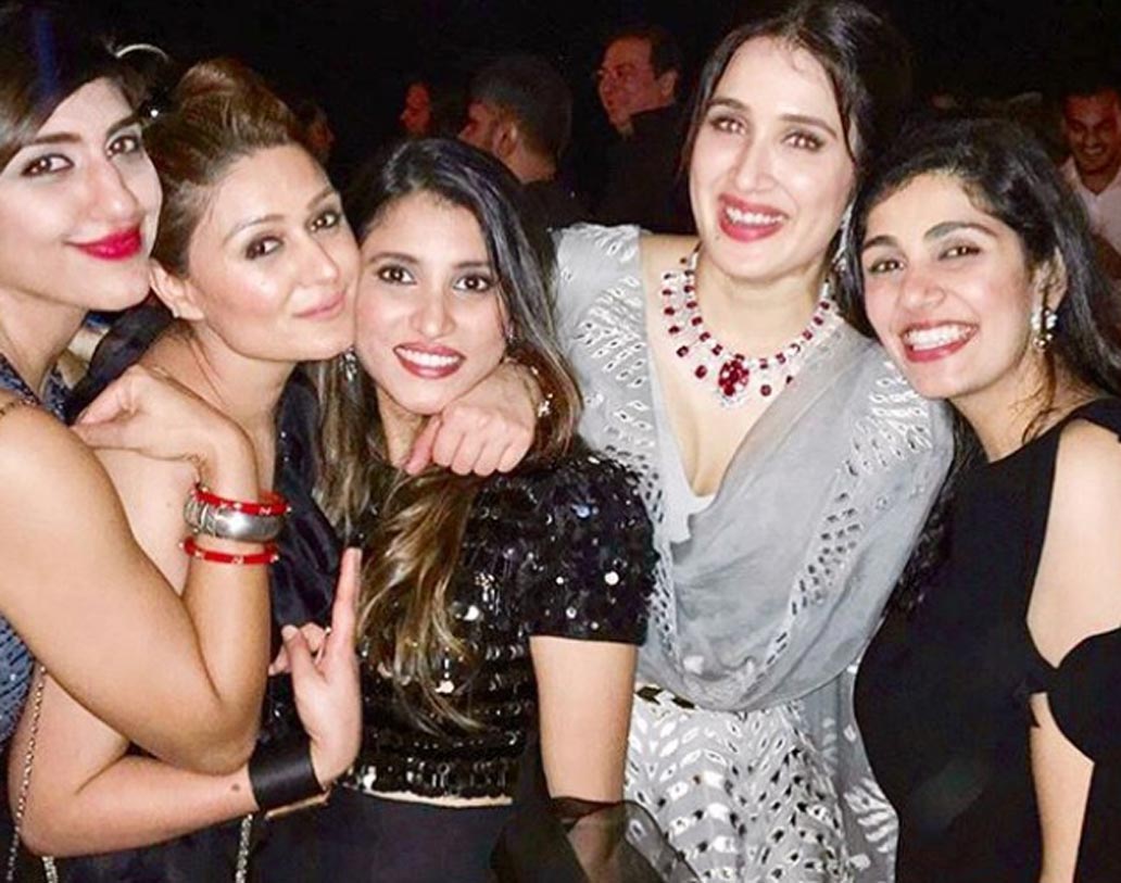 সোমবার জাহির-সাগরিকার গ্র্যান্ড রিসেপশন রয়েছে মুম্বইয়ের তাজমহল প্যালেসে। ফের সেখানে ধরা দেবেন তারকারা। তার আগে রবিবার নবদম্পতির এই ‘ডান্সিং নাইট’ পার্টির ছবি কিন্তু সোশ্যাল মিডিয়ায় ভাইরাল।