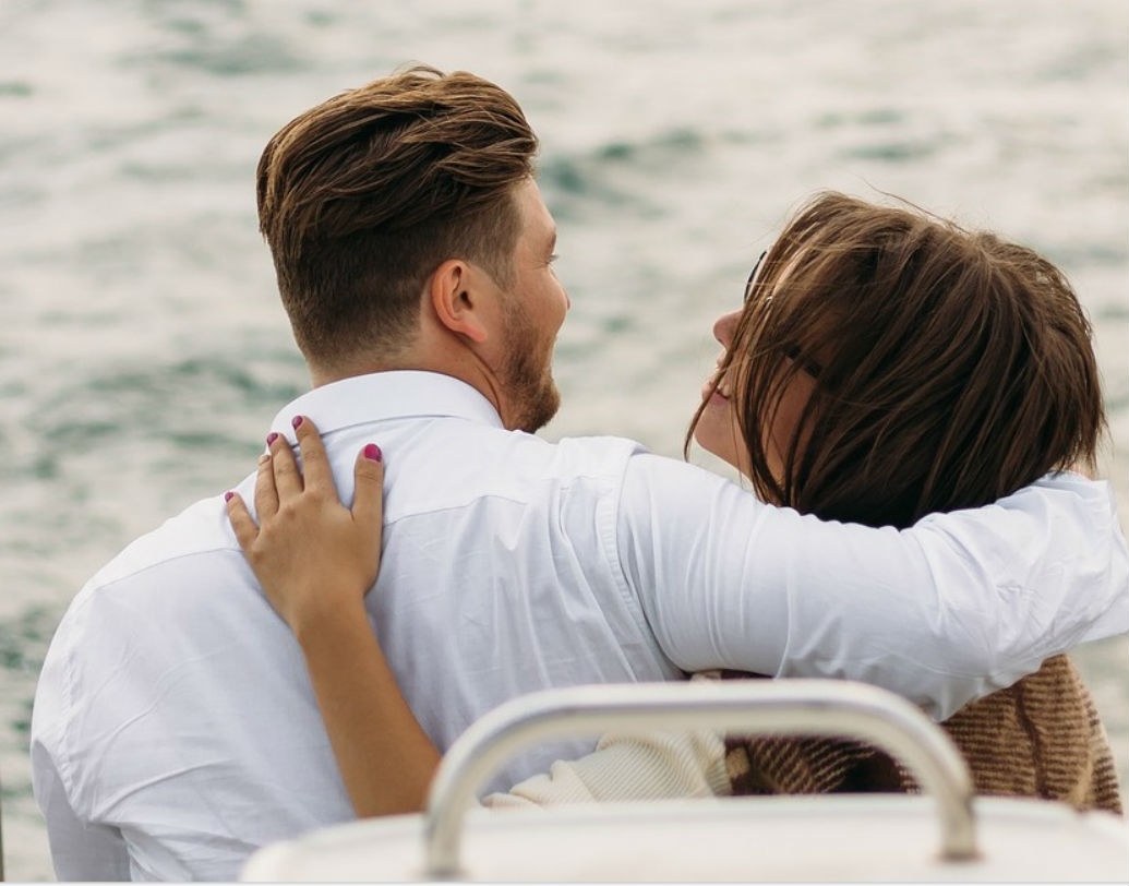 স্মার্ট, বুদ্ধিমতী হতে হবে। আর এই ধরনের মহিলাদের প্রতিই ছেলেরা একটু বেশি টান অনুভব করেন।