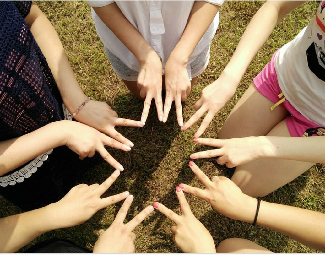 সে খুব ফ্রেন্ডলি হবে এটাই প্রাথমিক চাহিদা। বন্ধু-বান্ধবের সঙ্গে হ্যাঙ্গ আউটের সময় সেও যেন সবার সঙ্গে মিশে যেতে পারে।