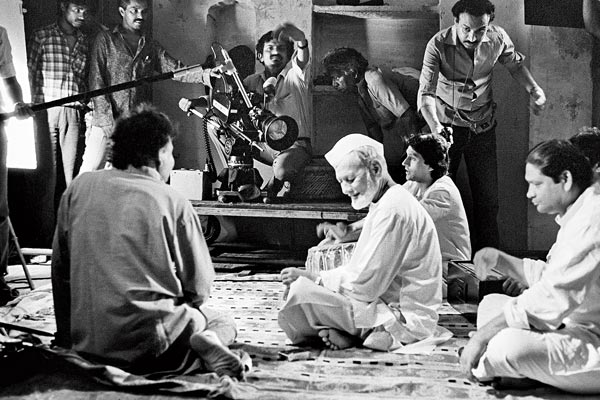 বিভোর: উস্তাদ বিসমিল্লা খান গান গাইছেন। গৌতম ঘোষের তথ্যচিত্রের শুটিংয়ের সময় সঞ্জিৎ চৌধুরীর তোলা ছবি। বই থেকে
