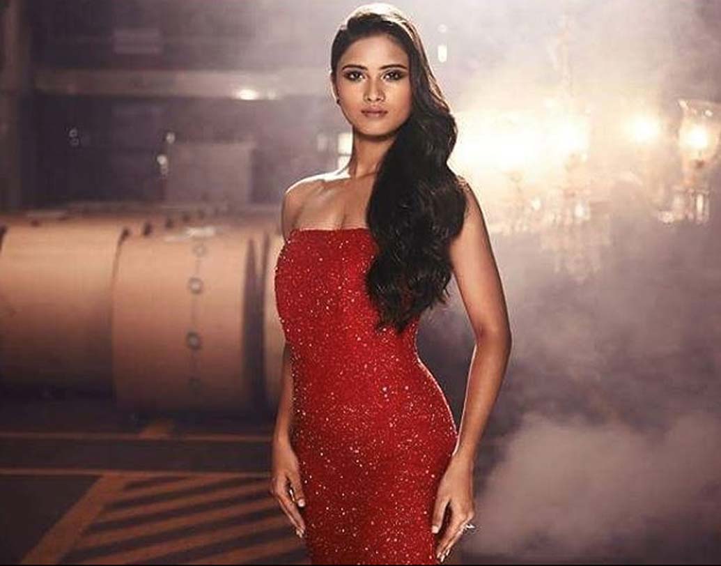 উচ্চতায় ৫ ফুট ৮ ইঞ্চির এই সুন্দরীর পড়াশোনা নাসিকের আর্মি পাবলিক স্কুলে। সেখান থেকে সেন্ট জেভিয়ার্স স্কুলে চলে আসেন।