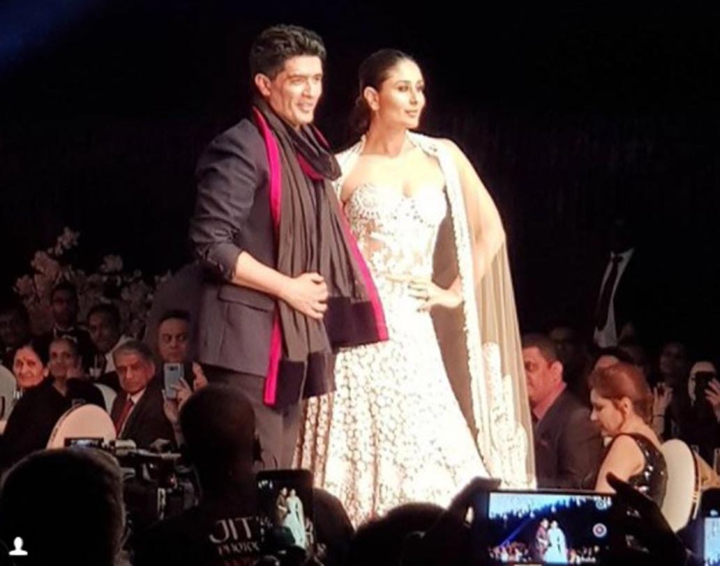 করিনা পরেছিলেন একটি ন্যুড লেহঙ্গা। ডিজাইনার তাঁর অত্যন্ত ঘনিষ্ঠ বন্ধু মণীশ মলহোত্র।