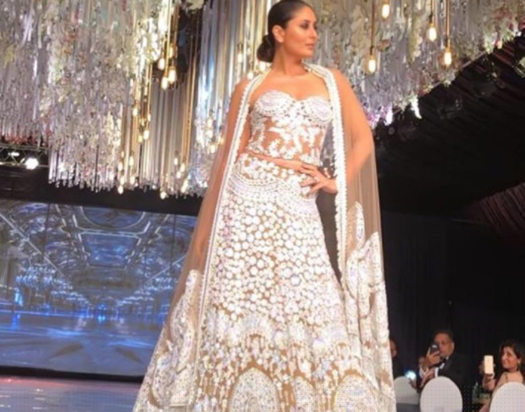 শনিবার নাইরোবি ফ্যাশন শোকেস-এ লেহঙ্গায় মোহময়ী লুকে ধরা দিয়েছিলেন বলিউড ডিভা। ফ্যানেদের অনেকেই সোশ্যাল মিডিয়ায় সেই ছবি দেখে তাঁরে দেবীপ্রতিমা বলে সম্বোধন করেছেন।