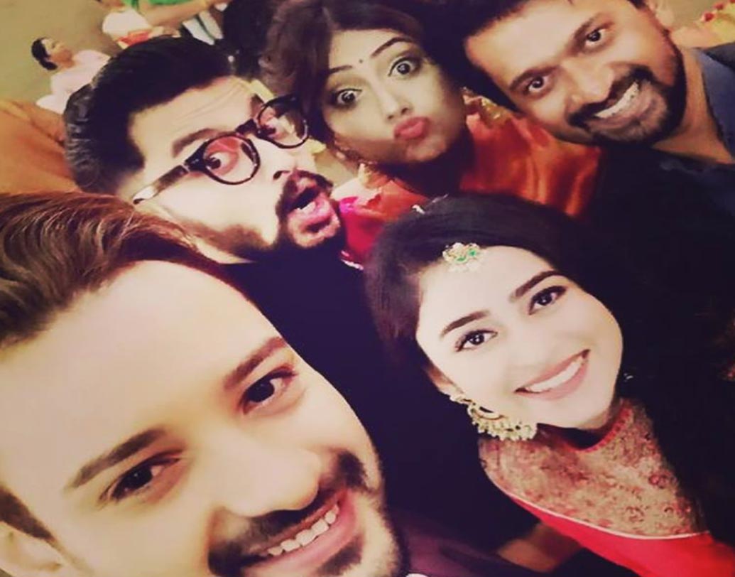 গ্রপফি। সাহেব, সৌরভ, অনিন্দিতা, তানাজির সঙ্গে হবু কনে ঋদ্ধিমা।