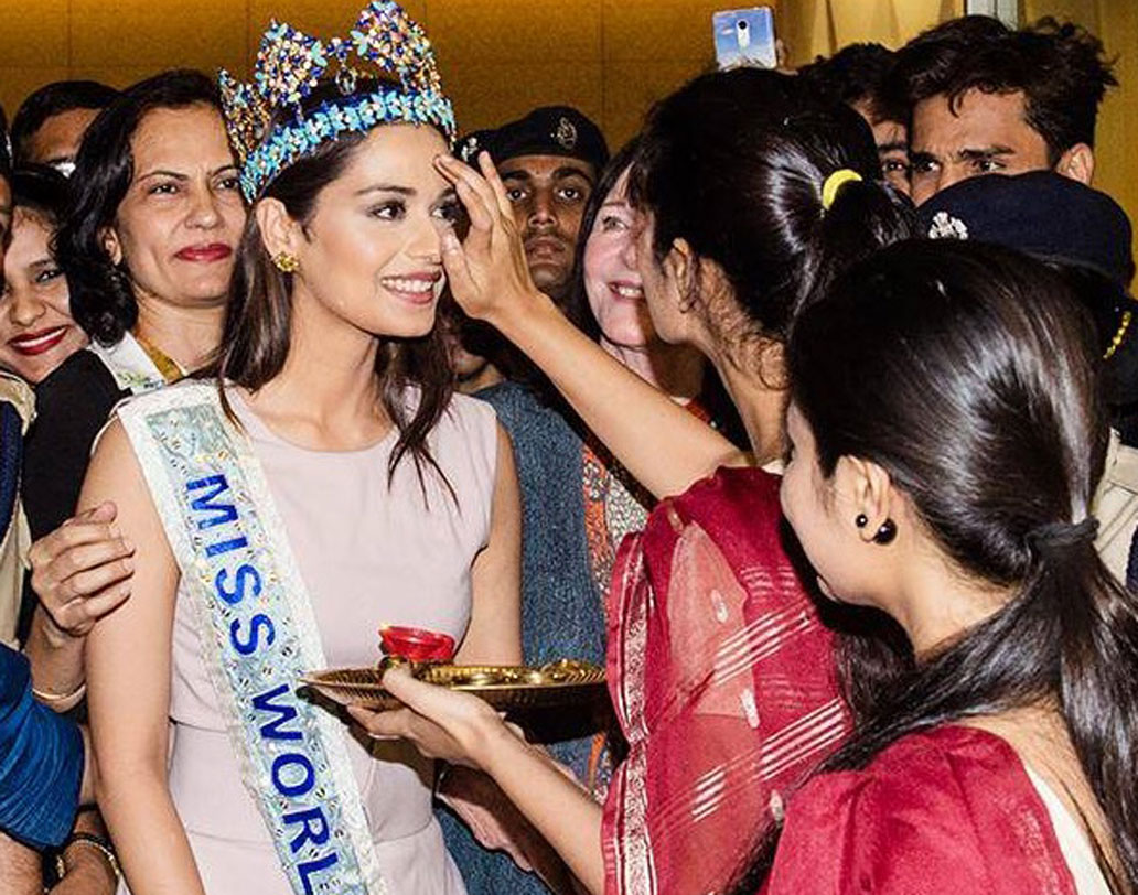 আসার আগে থেকেই প্রস্তুতি ছিল জমকালো। সকাল থেকেই বিমানবন্দরে জড়ো হয়েছিলেন বহু মানুষ।মুম্বই বিমানবন্দরে পা রাখতেই তাঁকে অভ্যর্থনা জানালেন তাঁরা। মানুষীকে ফুলের মালা এবং কপালে চন্দনের টিপ পরিয়ে বরণ করে নেওয়া হয়। মাথায় পরেছিলেন বিশ্ব জয়ের মুকুট।