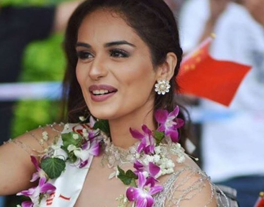 মুকুট জয়ের এক সপ্তাহ পর রবিবার দেশে ফিরলেন তিনি। মুম্বই বিমানবন্দরে তাঁকে বরণ করে নেওয়ার পর মানুষীও টুইটারে দেশবাসীকে ধন্যবাদ জানিয়েছেন। লিখেছেন, ‘‘বাড়ি ফেরার আনন্দই আলাদা...’’।