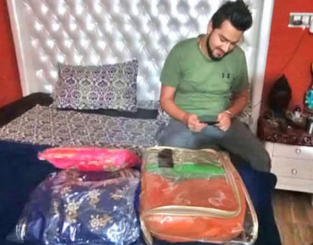 মা নীলম চৌধুরি এবং ভাই কর্ণের সঙ্গে সেখানেই থাকেন স্বপ্না। স্বপ্নার দুই বিবাহিত দিদিও আছেন।