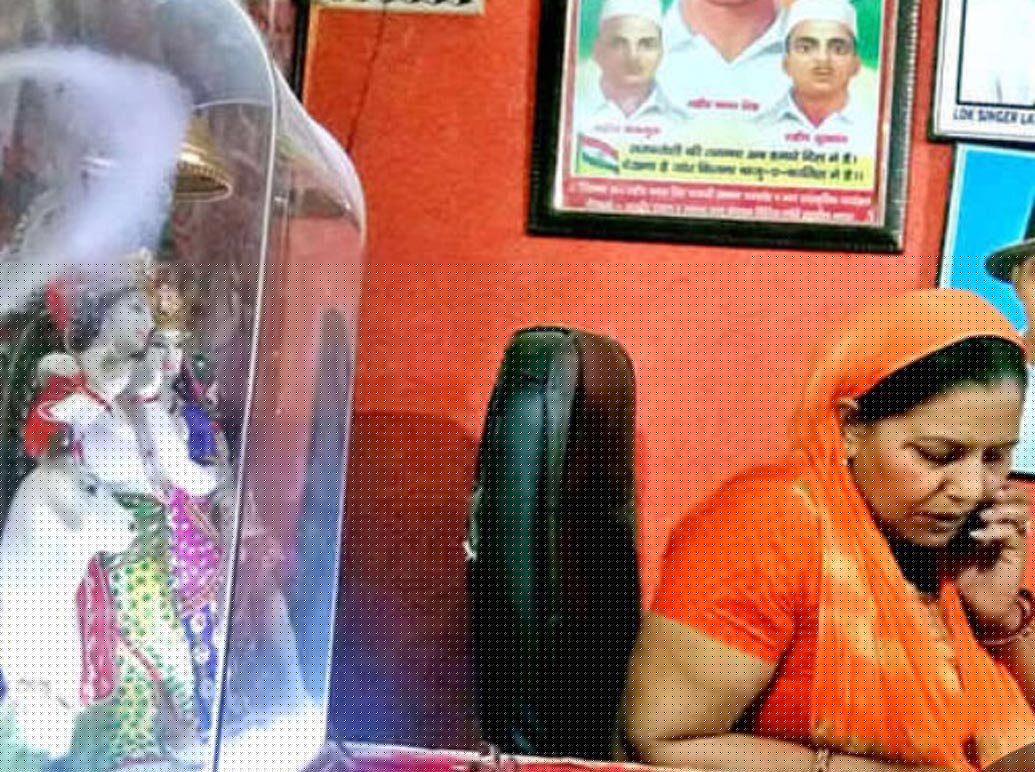 ড্রয়িং রুমকে অফিস বানিয়ে নিয়েছেন স্বপ্না। নিজের প্রোগ্রামের বুকিং সংক্রান্ত সমস্ত কাজ এখানে বসেই করেন তিনি। এই কাজে তাঁকে মূলত সাহায্য করেন মা নীলম।