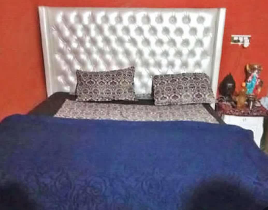 অফিসের পাশেই তাঁর শোওয়ার ঘর রয়েছে। নিজের বিভিন্ন অনুষ্ঠানের ছবিতে সাজানো সেই ঘরটি।