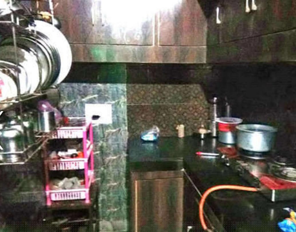 নীচের তলায় রয়েছে রান্নাঘর। স্বপ্না রান্না করতে খুব ভালবাসেন। বাড়িতে থাকলে মাঝেমধ্যেই নিত্য নতুন ডিশ ট্রাই করেন তিনি।