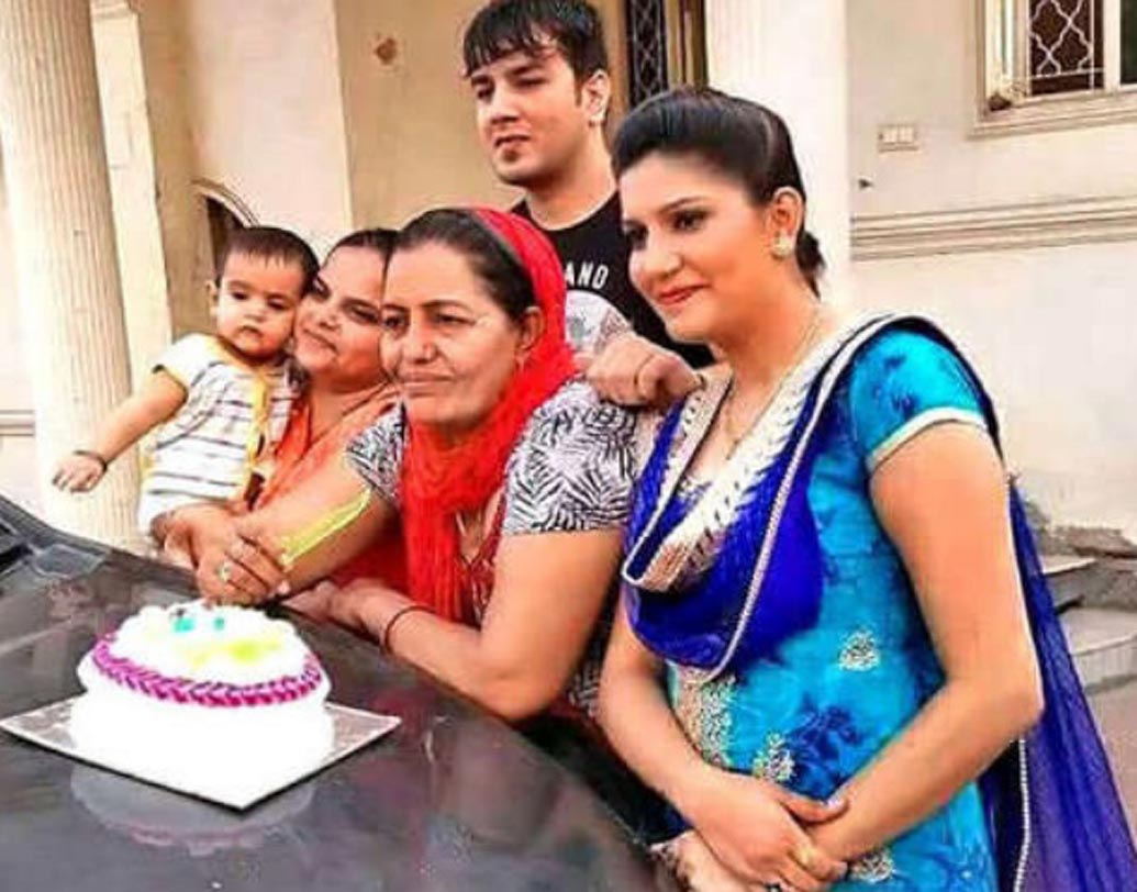 বাড়ির গ্যারাজেই রাখা থাকেতাঁর অতি প্রিয় কালো ইনোভা। লং ড্রাইভে যেতে খুবই ভালবাসেন স্বপ্না।