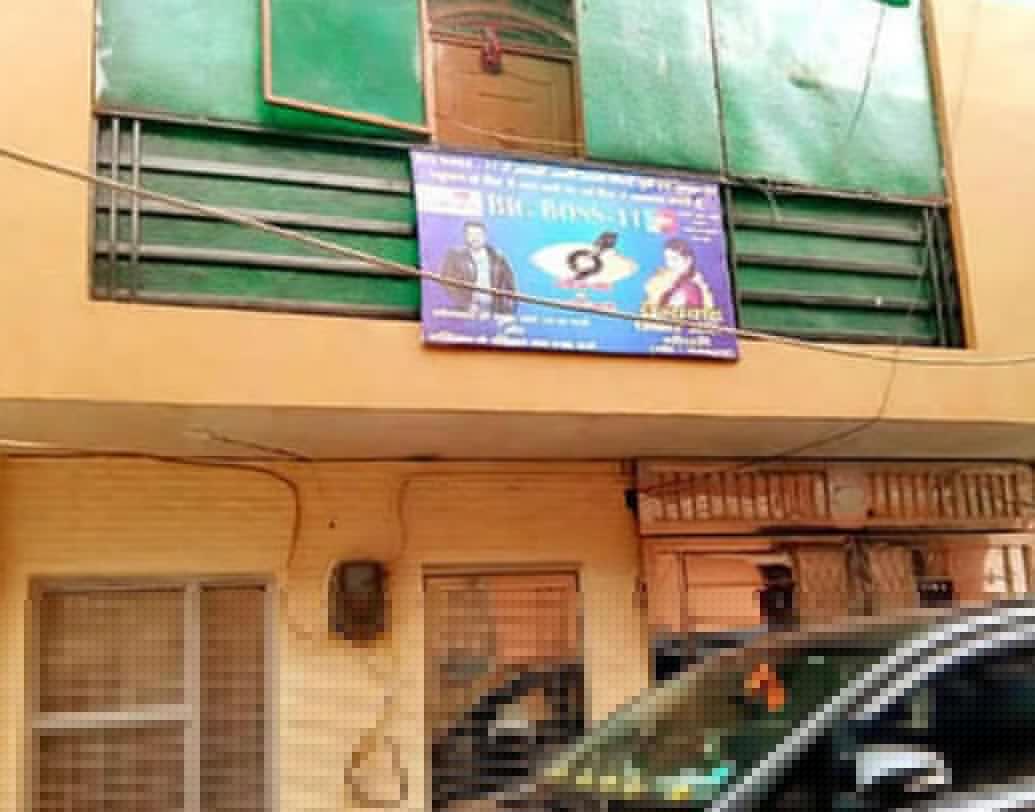 স্বপ্না ‘বিগ বস’-এ যাওয়ার পরে তাঁর বাড়ির সামনে একটি বড় পোস্টার লাগানো হয়েছে। নীলম জানালেন, প্রতিদিনই অনেক শুভাকাঙ্খী ফোন করতেন।