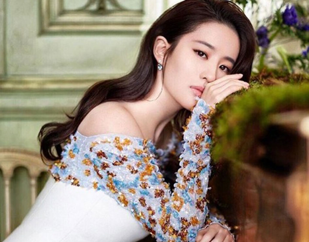 লুই ইফেই (চিন):
গান, অভিনয়, মডেলিং তিনটি ক্ষেত্রেই সফল মুখ লুই। চিনের গেমারদের চোখে তিনিই সেরা সুন্দরী।