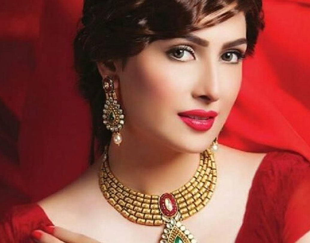 আয়েজা খান (পাকিস্তান):
টেলিভিশন এবং র্যাশম্পের জনপ্রিয় মুখ আয়েজা। সেরা সুন্দরীর প্রশ্নে পাকিস্তান থেকে তাঁকেই সবচেয়ে বেশি মানুষ পছন্দ করেছেন।