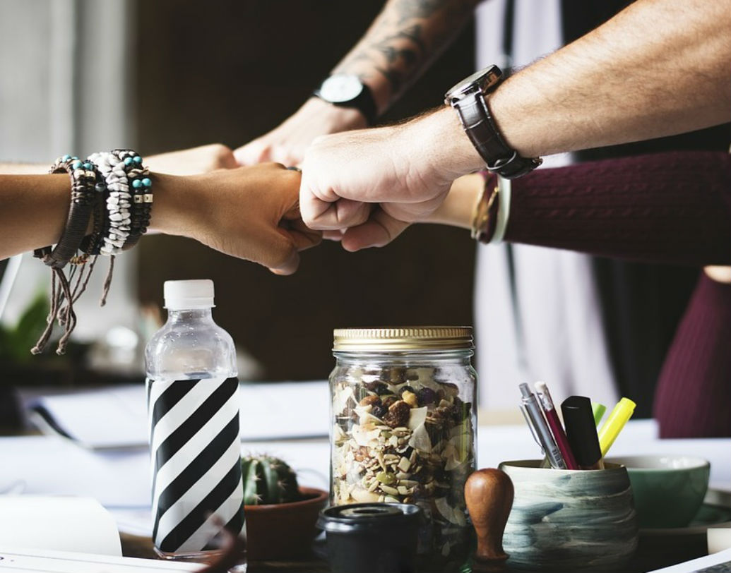 বসকে সহজে চটাতে চান না অনেকেই। তাই তাঁর আশপাশে ভিড় করেন তাঁরা। তবে এর বাইরেও একটা অংশ থাকে। তাঁদের সঙ্গে বন্ধুত্ব আরও গাঢ় হয়ে ওঠে।