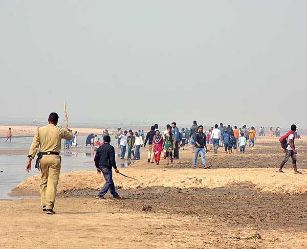 Durgapur barrage runs dry after lock gate breaks