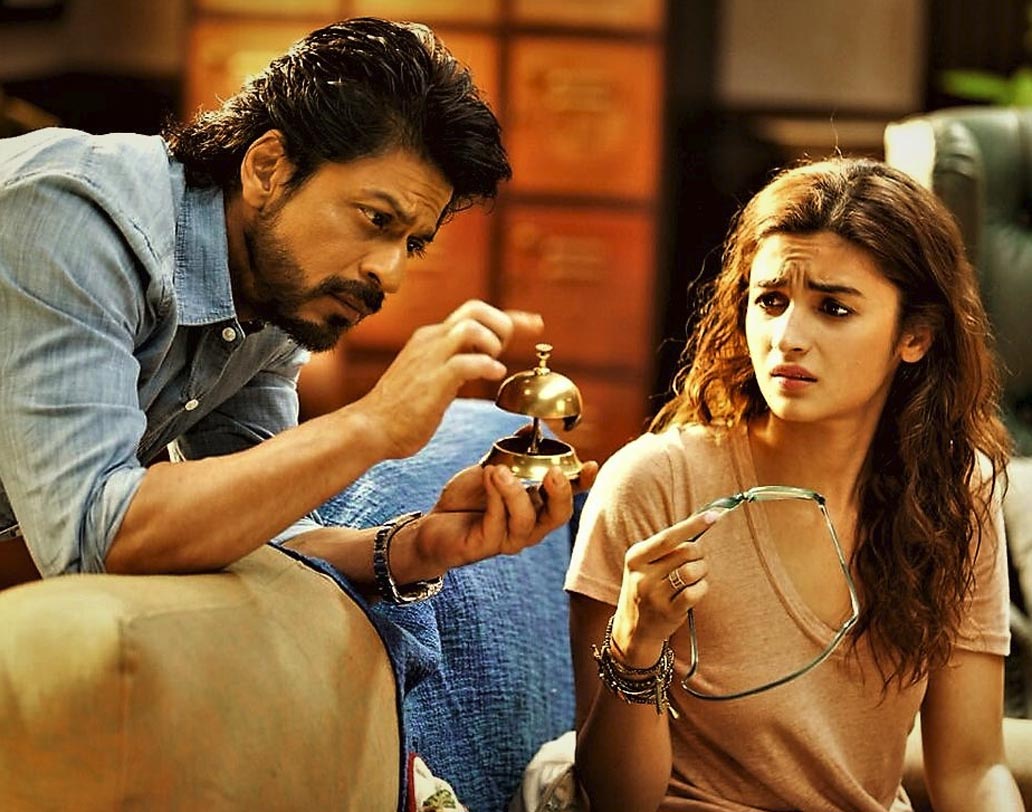 ছবিতে দেখানো হয়েছিল নিজের জীবন নিয়ে ‘কনফিউসড’ কাইরা (আলিয়া ভট্ট) সাহায্যের জন্য গিয়েছিলেন এক মানসিক চিকিত্সকের কাছে। তিনি জাহাঙ্গির খান (শাহরুখ খান)। আলিয়াকে কাউন্সেলিং করতে গিয়ে, আসলে দর্শকদেরও বেশ কিছু টিপস দিয়েছিলেন জাহাঙ্গির।