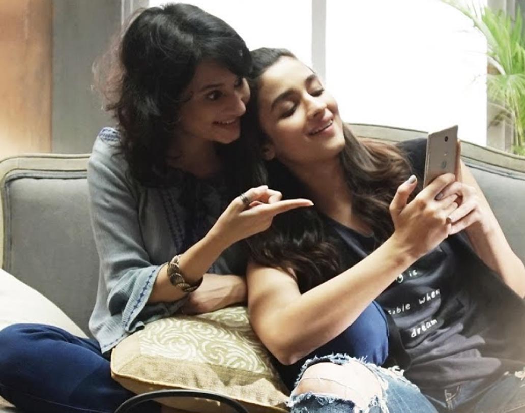 বয়স বাড়ার সঙ্গে সঙ্গে আমাদের বন্ধুর সংখ্যা কমে আসে। কারণ আমরা যত বেশি অভিজ্ঞতা সঞ্চয় করি, ততই আমরা খুঁতখুঁতে হয়ে পড়ি। আমাদের তখন দুইয়ের মধ্যে একটাকে বেছে নিতে হয়। ‘কোয়ান্টিটি অব ফ্রেন্ডস’ বনাম ‘কোয়ালিটি অব ফ্রেন্ডস’।