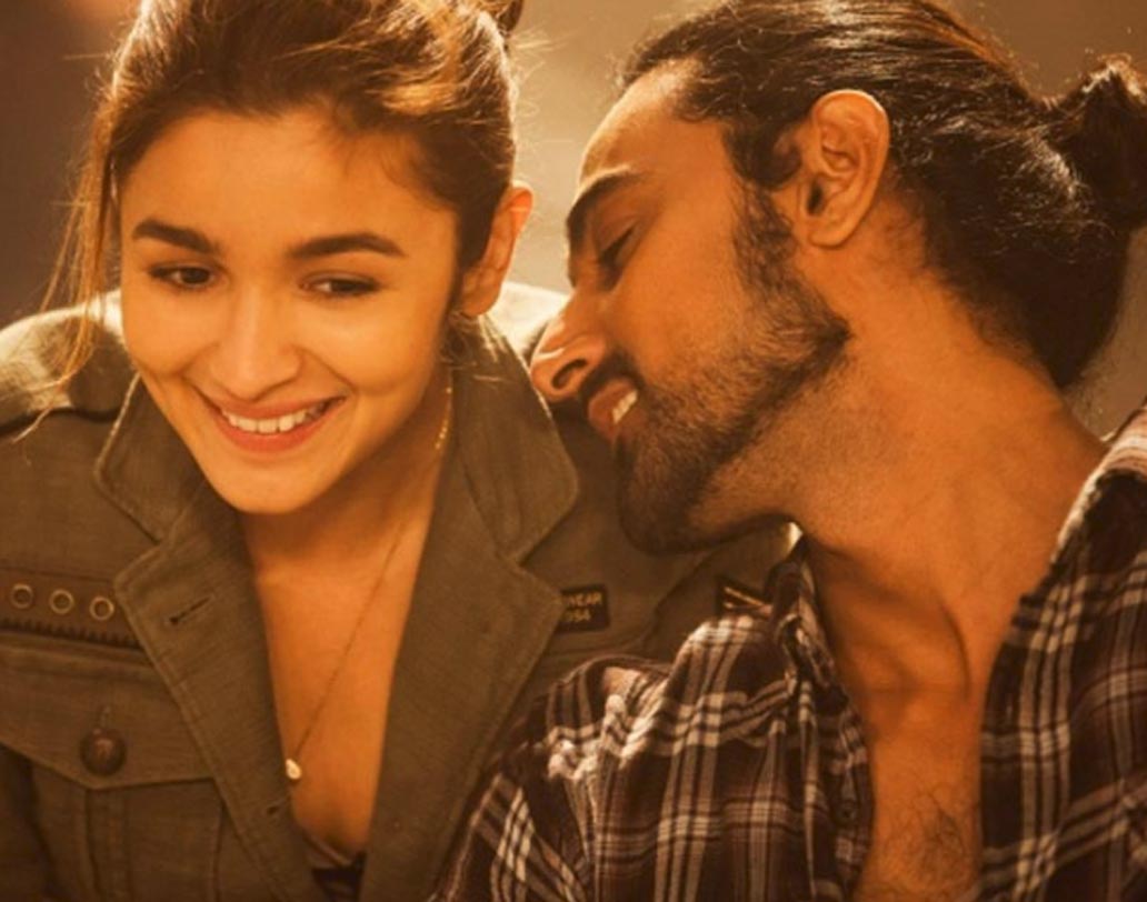 আমরা সকলেই অন্য মানুষদের কম-বেশি জাজ করি। যে কোনও মানুষকে নিয়ে একটা ধারণা তৈরি করি। কিন্তু জাজমেন্টাল হওয়া ঠিক নয়। কারণ সব মানুষকে আমরা সমান ভাবে চিনি না।