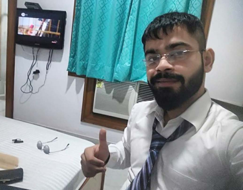 বিরাটের ‘হামশকল’ হওয়ার দরুন বিমানবন্দরে তাঁকে চেক-ইন লাইনে অপেক্ষা করতে হয় না। সকলেই তাঁকে দেখতে উচ্ছ্বসিত থাকে এবং অমিত নিজেও বিষয়টা উপভোগ করেন। তবে কখনই এর জন্য কোনও সুবিধা নিতে চান না তিনি।