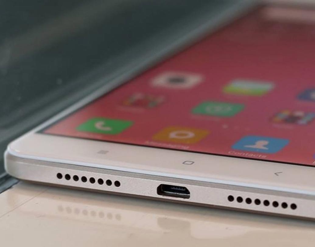 সম্ভবত বেজেল-লেস অ্যামোলেড ডিসপ্লে থাকবে এমআই ৭-এ।