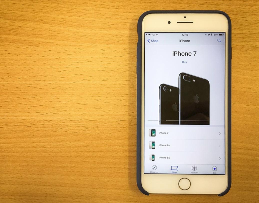 অ্যাপেল আইফোন ৭ প্লাস: চলতি বছরে নতুন ফ্ল্যাগশিপ আইফোন ৮ এবং আইফোন ৮ প্লাস লঞ্চ করার পর আইফোন এক্স এবং আইফোন ৭ প্লাসের দাম কমে গিয়েছে অনেকটাই। ৬৭,৩০০ টাকা থেকে কমে ফোনগুলি এখন পাওয়া যাচ্ছে ৫৯,০০০ টাকায়।