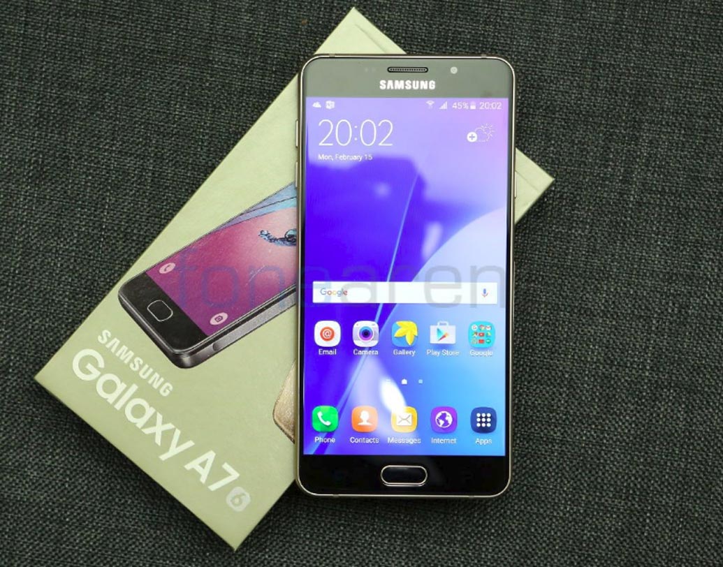 স্যামসাং গ্যালাক্সি এ৭: আপনার বাজেটের মধ্যেই এ বার পাওয়া যাবে স্যামসাং গ্যালাক্সি এ৭। জানেন কি, সম্প্রতি অক্টাকোর প্রসেসরযুক্ত এই স্মার্টফোনের দাম দশ হাজার টাকা দাম কমিয়েছে স্যামসাং? ৩০,৯৯০ টাকা দামের স্মার্টফোনটি এখন পাওয়া যাচ্ছে ২০,৯৯০ টাকায়।