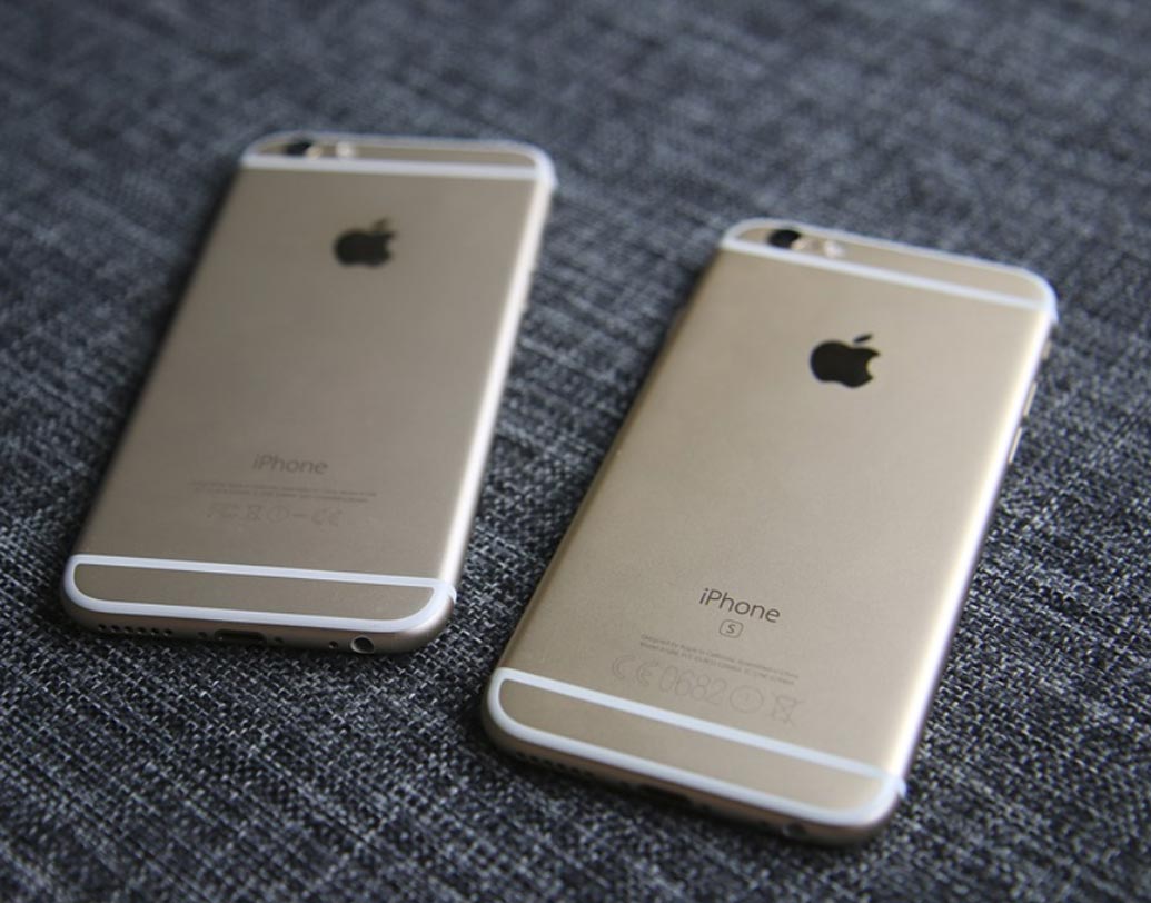 অ্যাপেল আইফোন ৬এস: ভারতের বাজারে ৭,১০০ টাকা দামে কাটতি হয়েছে আইফোন ৬এস-এর। ৩ডি টাচ টেকনোলজি এবং এ৯ প্রসেসরযুক্ত ৫৬,১০০ টাকা দামের এই স্মার্টফোনটি এখন মিলবে ৪৯,০০০ টাকায়। ৩২জিবি, ৬৪জিবি এবং ১২৮জিবি এই তিন ভার্সনেই পাওয়া যাবে স্মার্টফোনটি।