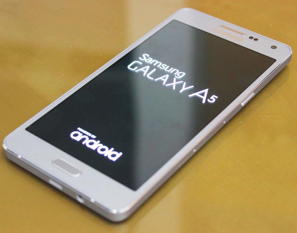 স্যামসাং গ্যালাক্সি এ৫: দ্বিতীয়বার দামে কাটতি হল গ্যালাক্সি এ৫-এর। ৫. ২ ইঞ্চি ডিসপ্লে ডুয়াল সিমের এই ফোনটি ভারতের বাজারে লঞ্চ হয়েছিল ২৭,৯৯০ টাকায়। বর্তমানে দশ হাজার টাকা বাজেট ছাঁটাইয়ের পর ১৭,৯৯০ টাকায় পাওয়া যাবে স্মার্টফোনটি।