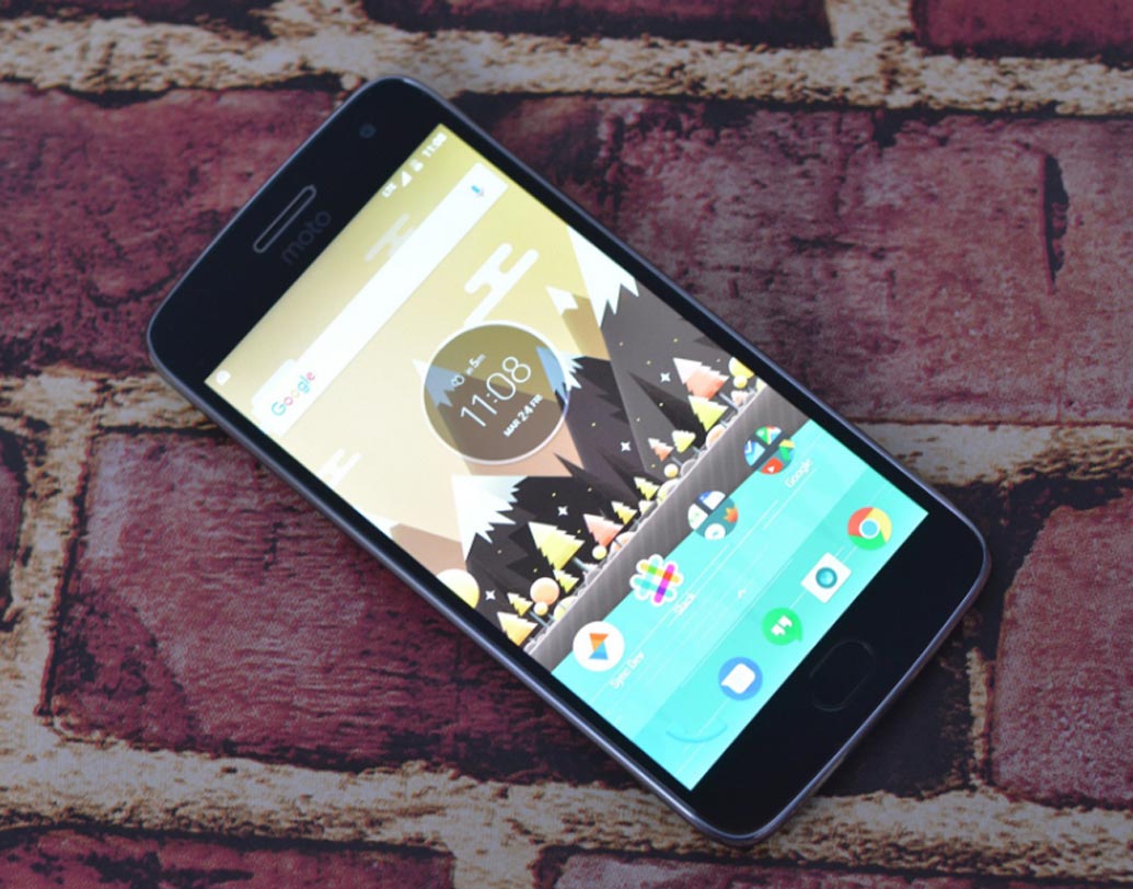 মোটো জি৫ প্লাস: এ বার আপনার বাজেটের মধ্যেই চলে এল মোটো জি৫ প্লাস। কোয়ালকম স্ন্যাপড্রাগন ৬২৫ প্রসেসরের এই স্মার্টফোনটি ভারতের বাজারে ছাড়া হয়েছিল ১৬,৯৯৯ টাকায়। দু’হাজার টাকা কাটতি হয়ে এখন স্মার্টফোনটি পাওয়া যাচ্ছে ১৪,৯৯৯ টাকায়।