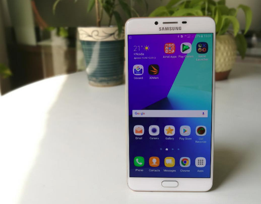 স্যামসাং গ্যালাক্সি সি৯ প্রো: প্রথম ৬ জিবি র‌্যামের এই স্মার্টফোনটি ৩৬,৯০০ টাকায় বাজারে লঞ্চ করেছিল স্যামসাং। মোট সাত হাজার টাকা দামে কাটতি হয়ে এখন ভারতের বাজারে ২৯,৯৯০ টাকায় পাওয়া যাবে গ্যালাক্সি সি৯ প্রো।