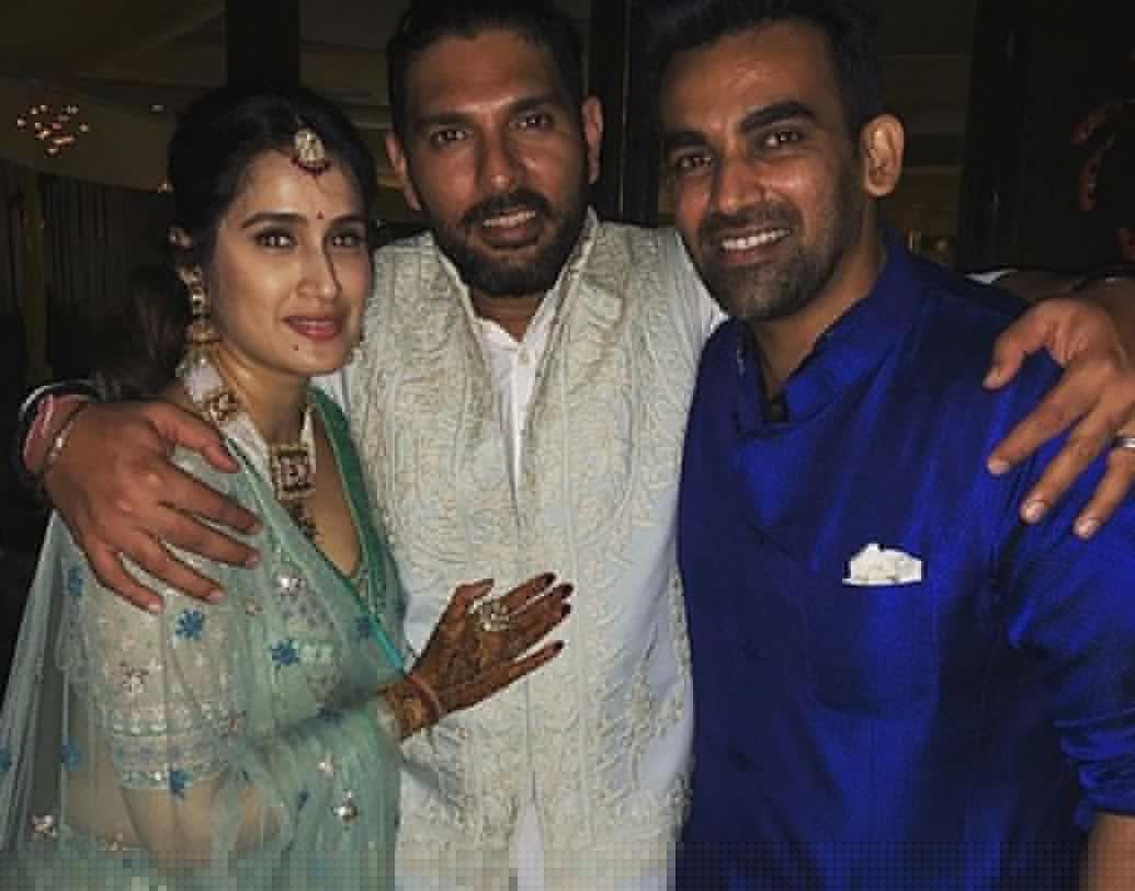 রবিবার সকালে মেহন্দির অনুষ্ঠানে ‘জাস্ট ম্যারেড কাপল’-এর সঙ্গে যুবরাজ সিংহ।