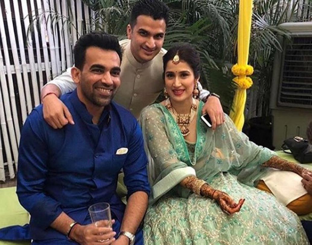 অনিতা ডোঙ্গরের ডিজাইন করা সি গ্রিন লেহেঙ্গা চোলিতে সাগরিকা। সঙ্গে মানানসই রয়্যাল ব্লু কুর্তা-পাঞ্জাবিতে দুর্দান্ত মানিয়েছে জাহির খানকেও।