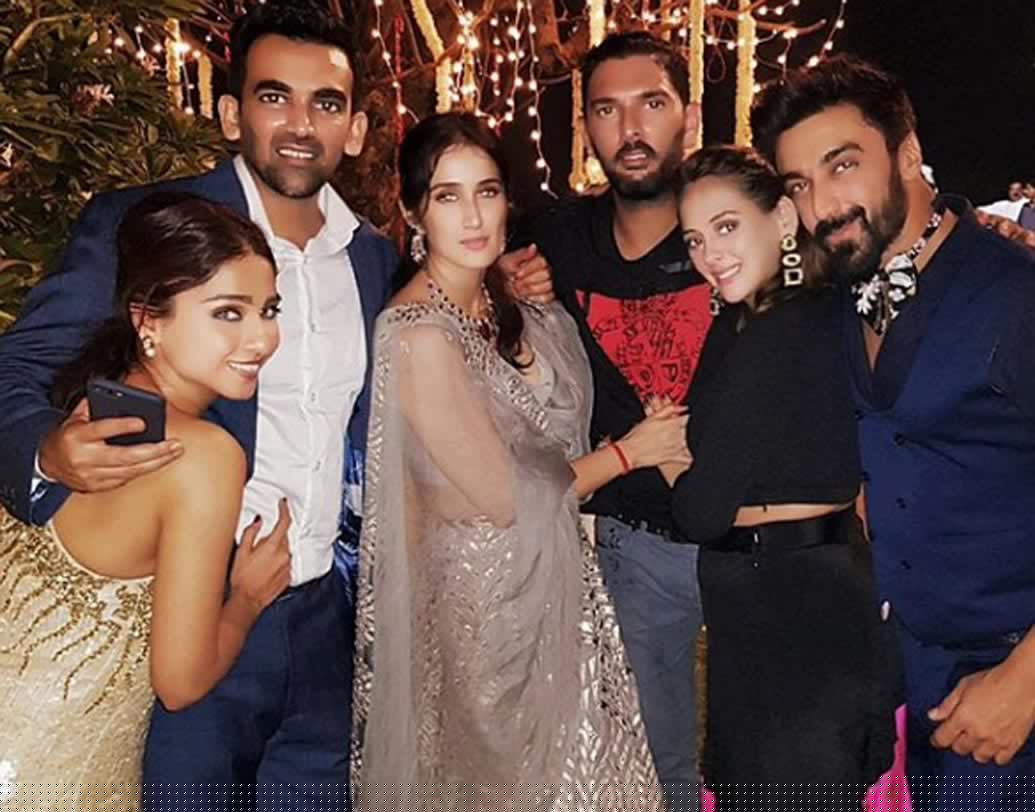 সেই পার্টিতেও উপস্থিত ছিলেন খেলা ও বিনোদন জগতের বেশ কিছু তারকা।