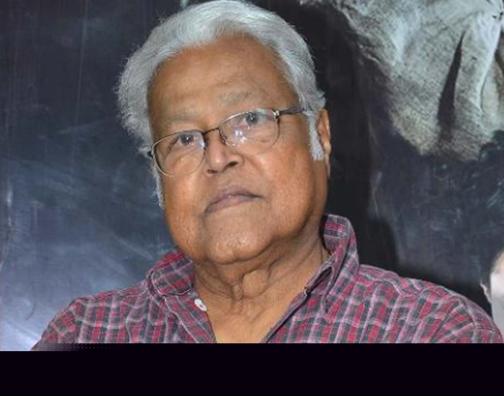 ‘আন্দাজ আপনা আপনা’র রবার্টকে বোধহয় সকলের মনে আছে। শুধু কমেডি নয় সিরিয়াস অভিনয়েও নিজের জাত চিনিয়েছেন ভিজু খোটে। ‘শোলে’ ছবিতেও গব্বরের পাশাপাশি ঘুরতে দেখা গিয়েছিল এই অভিনেতাকে। তবে ভিজু খোটের পরিচয় কেবল এই দুই ছবিতে সীমাবদ্ধ নয়। এক নাগাড়ে তিনি অভিনয় করে গিয়েছেন বলিউডে।